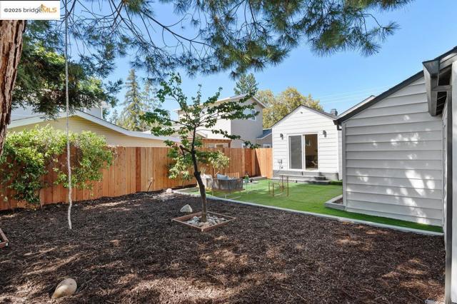 528 Ruby St, Redwood City CA: https://media.crmls.org/mediaz/b2ae3e80-a5fd-48af-8d30-e674dac69086.jpg