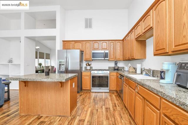 562 Douglas Drive, Brentwood CA: https://media.crmls.org/mediaz/b2af5244-a1a9-4d4f-b2bf-8c8f0a48ade6.jpg