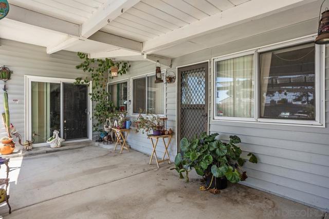 252 Santa Clara Dr, Vista CA: https://media.crmls.org/mediaz/b2b03819-0b99-43a8-9a47-4b7ec1b9e05d.jpg