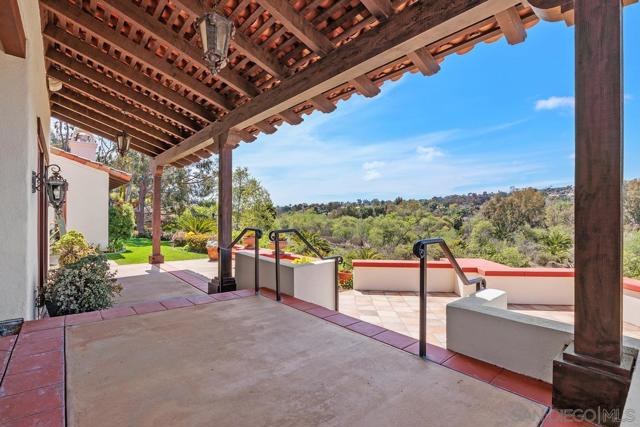 528 Flores de Oro, Rancho Santa Fe CA: https://media.crmls.org/mediaz/b2b07df1-acaf-4d1c-ac69-ad97feb095a4.jpg
