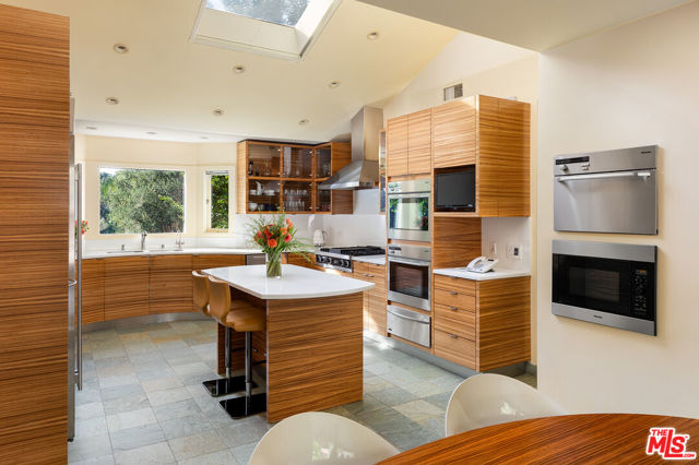 3818 Hollyline Avenue, Sherman Oaks CA: https://media.crmls.org/mediaz/b2b1ab5e-e52c-4b6e-ad3d-64b0e441407c.jpg