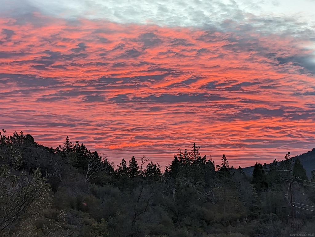https://media.crmls.org/mediaz/b2b251d8-6063-45f9-a757-afb2f68616ac.jpg?preset=X-Large