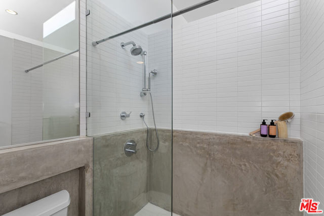 333 S Wilton Place, Los Angeles CA: https://media.crmls.org/mediaz/b2b35f91-5376-4e76-ade4-40220cded692.jpg