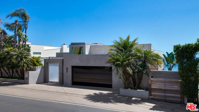 24572 Malibu Road, Malibu CA: https://media.crmls.org/mediaz/b2b6ef45-e270-4219-894d-952b5817dd63.jpg
