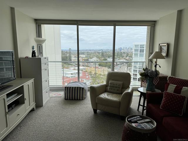 1720 Avenida Del Mundo, Coronado CA: https://media.crmls.org/mediaz/b2b7e1e7-a750-4f93-9047-0c67aa7aa303.jpg