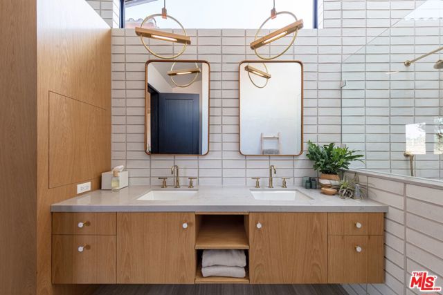 4587 Don Felipe Drive, Los Angeles CA: https://media.crmls.org/mediaz/b2b82587-fff0-4212-9e1c-9e26e9682410.jpg