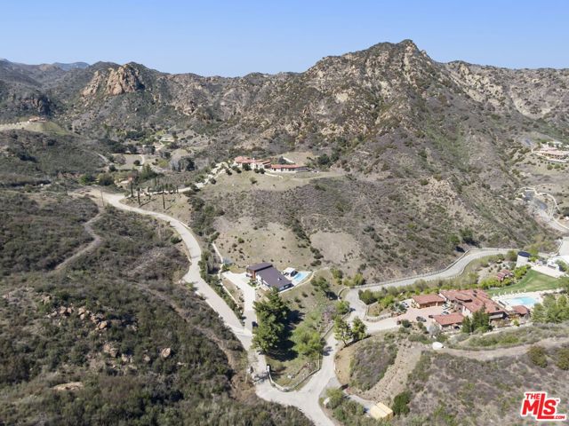31830 Lobo Canyon, Agoura Hills CA: https://media.crmls.org/mediaz/b2b93157-d463-40bd-8502-7681e838bbfb.jpg