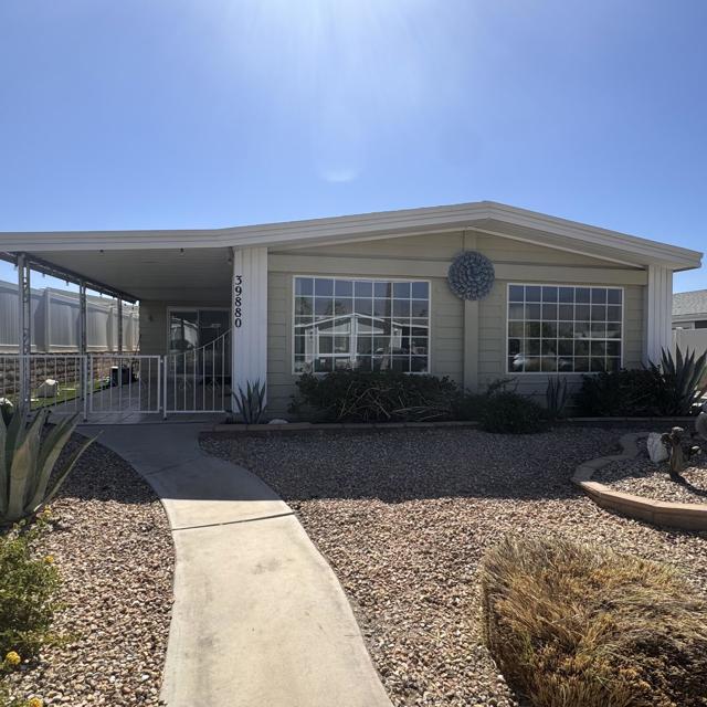 39880 Palm Greens Parkway, Palm Desert CA: https://media.crmls.org/mediaz/b2b9892d-a359-4e1e-ae40-6c19add34182.jpg