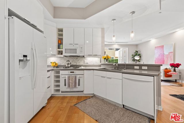 11680 Montana Avenue, Los Angeles CA: https://media.crmls.org/mediaz/b2b98c03-68b4-4682-99ec-9e92fb8d1807.jpg
