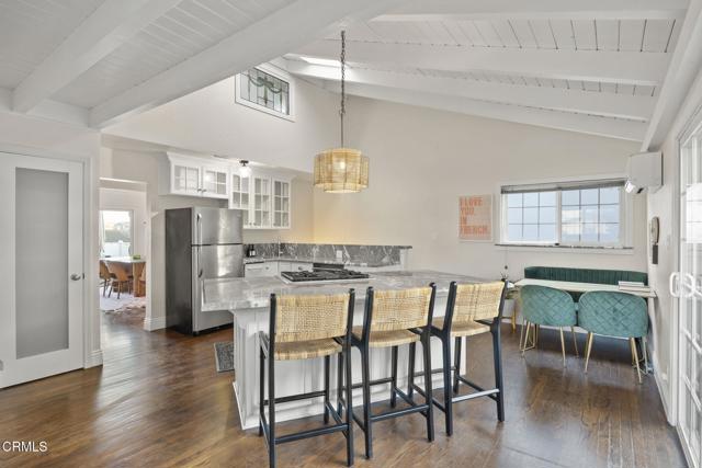 999 Waterbury Lane, Ventura CA: https://media.crmls.org/mediaz/b2bafdb7-7fa3-42d6-b655-ff923dfaf10b.jpg