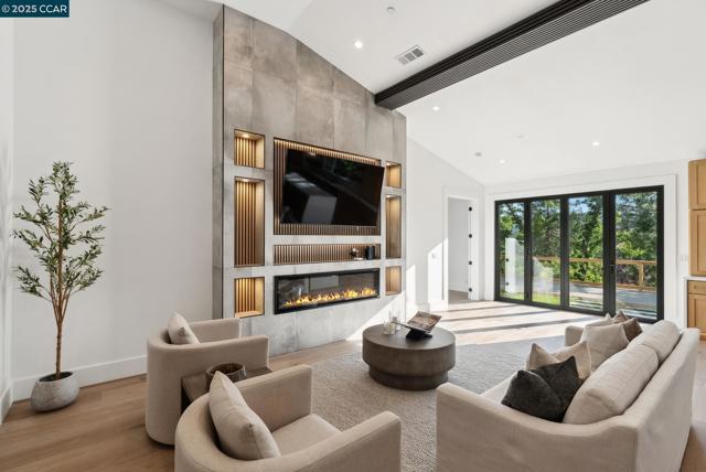 17 Julianne Ct, Walnut Creek CA: https://media.crmls.org/mediaz/b2bb8567-5ec4-4350-8f04-4ebcb2ad6f88.jpg