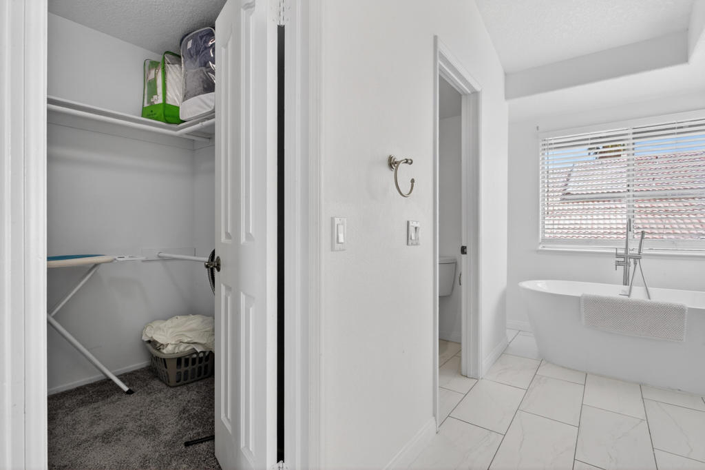 https://media.crmls.org/mediaz/b2bbad3e-eacc-42b8-a370-dd850037dc28.jpg?preset=X-Large