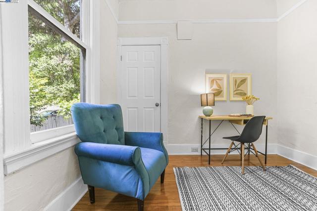2349 Waverly St, Oakland CA: https://media.crmls.org/mediaz/b2bc740c-75e4-42ff-a08e-9ded8baa3659.jpg
