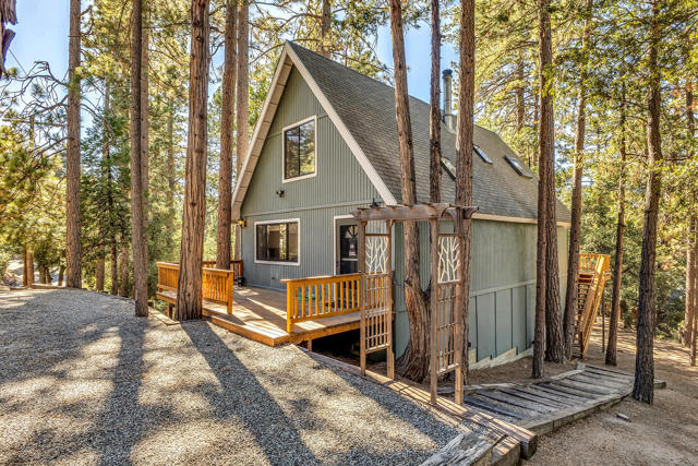 52402 Pine Ridge Road, Idyllwild CA: https://media.crmls.org/mediaz/b2bccd1c-88c1-4de2-b84b-4f4eaa5fb415.jpg