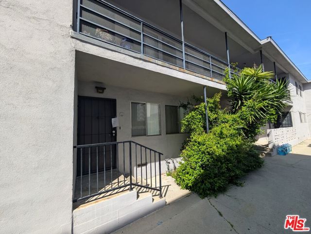 2120 Carmona Avenue, Los Angeles CA: https://media.crmls.org/mediaz/b2bd55c3-f386-4209-bfba-ca44642b8548.jpg