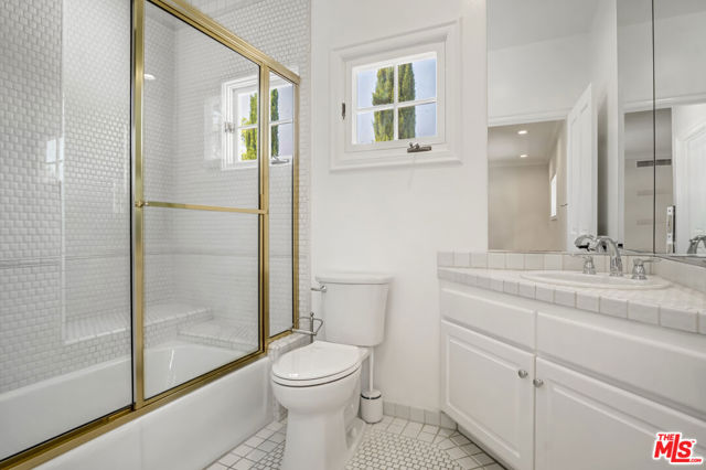 116 N Palm Drive, Beverly Hills CA: https://media.crmls.org/mediaz/b2bd7779-be96-4a84-840e-1372e1b3cf12.jpg