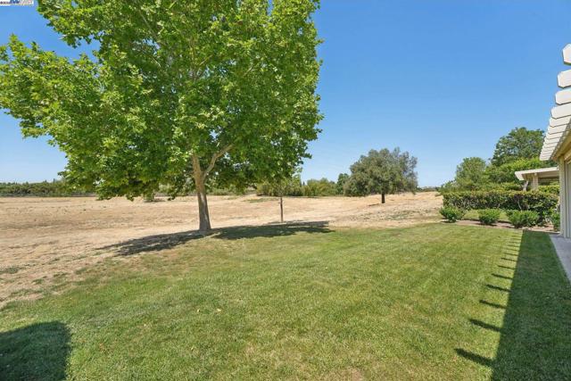 491 Central Park Pl, Brentwood CA: https://media.crmls.org/mediaz/b2be06a6-847f-4a56-9882-a94406cf1d23.jpg