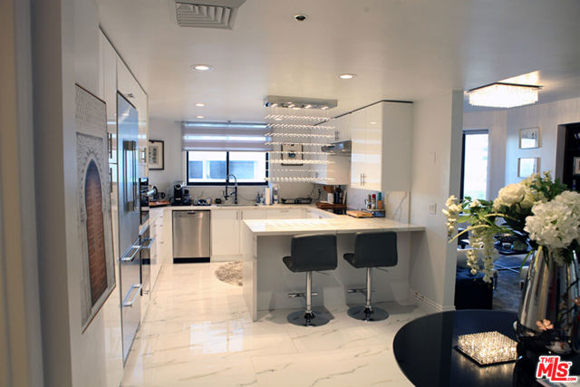 10550 Wilshire Boulevard, Los Angeles CA: https://media.crmls.org/mediaz/b2be3aaa-37e6-4552-bf6a-44193e78641c.jpg