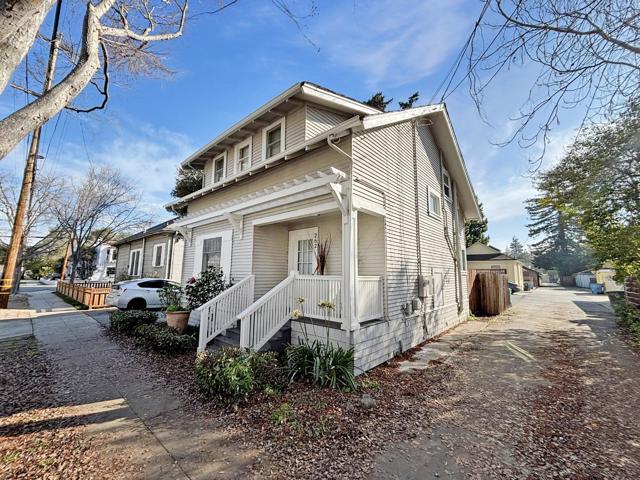 262 Hawthorne Avenue, Palo Alto CA: https://media.crmls.org/mediaz/b2c0b7c0-ac76-40c7-a918-3e58d77c420c.jpg