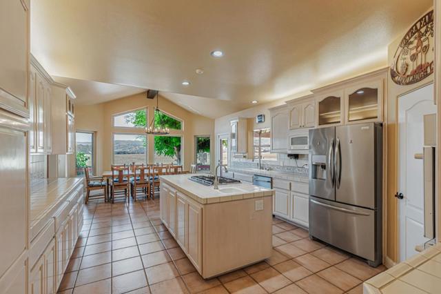 50 Schmidt Court, Hollister CA: https://media.crmls.org/mediaz/b2c0e071-38f3-4dc4-9870-a216b537f69c.jpg