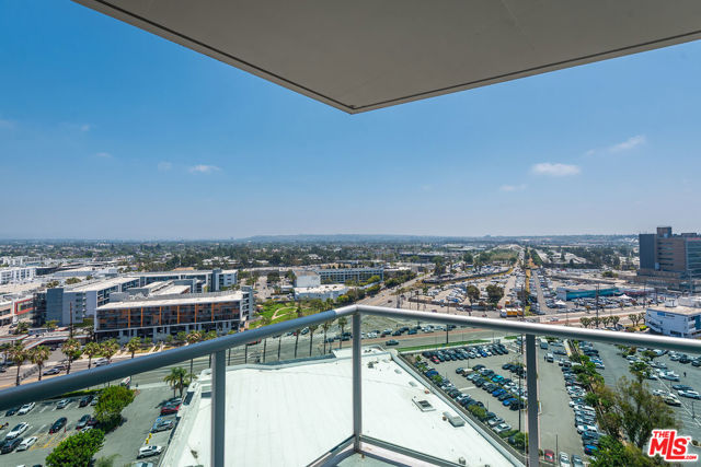 13600 MARINA POINTE Drive, Marina del Rey CA: https://media.crmls.org/mediaz/b2c2a88f-ef6c-4a04-9a16-7152b7ac7142.jpg