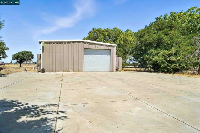 1950 Tule Ln, Knightsen CA: https://media.crmls.org/mediaz/b2c2e2d9-8433-4408-88ab-6481a63fcc2c.jpg