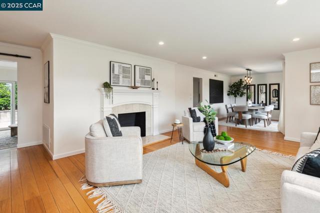 1100 Hillcrest Dr, Lafayette CA: https://media.crmls.org/mediaz/b2c4a7ab-3836-48e0-a005-211f939b56d3.jpg