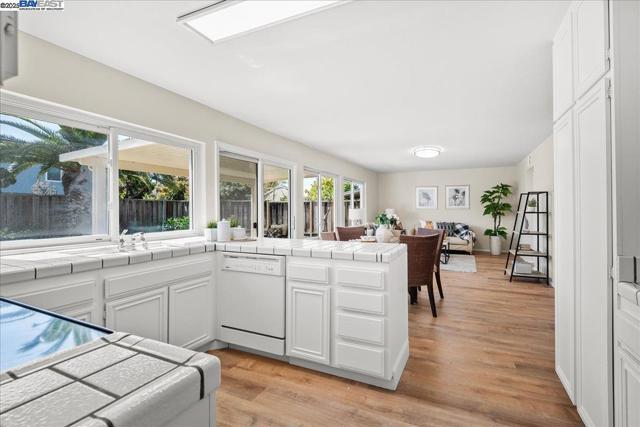 4848 Nadine Ct, Union City CA: https://media.crmls.org/mediaz/b2c4eec2-82cc-4d95-bccf-3ac14958fc09.jpg