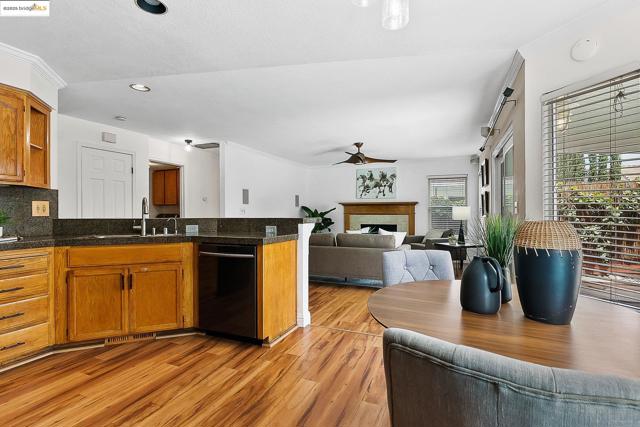 20 Goldmeadow Ct, Brentwood CA: https://media.crmls.org/mediaz/b2c56350-f050-471c-8992-005567d8000d.jpg