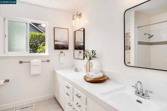 3402 Goyak Dr, Lafayette CA: https://media.crmls.org/mediaz/b2c5f929-c739-486c-b624-c187d33d4962.jpg