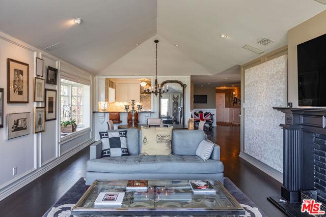 1612 Gilcrest Drive, Beverly Hills CA: https://media.crmls.org/mediaz/b2c7860d-e6b7-4afb-8a33-0d7a6037364a.jpg