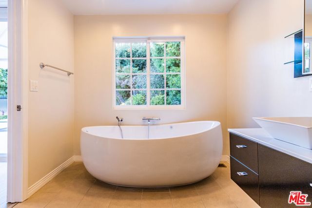 619 N RODEO Drive, Beverly Hills CA: https://media.crmls.org/mediaz/b2c7c5a2-ee1d-4351-a282-a2604ae26e56.jpg