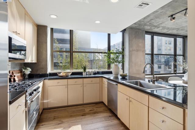 311 2nd St, Oakland CA: https://media.crmls.org/mediaz/b2c85029-d93e-413c-912b-75de0d934cc2.jpg