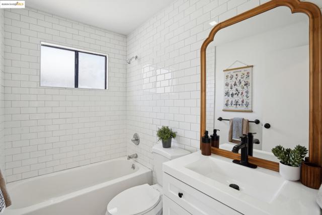 3360 Arizona St, Oakland CA: https://media.crmls.org/mediaz/b2c8adc5-7d03-431a-9f5c-238435ff9b87.jpg
