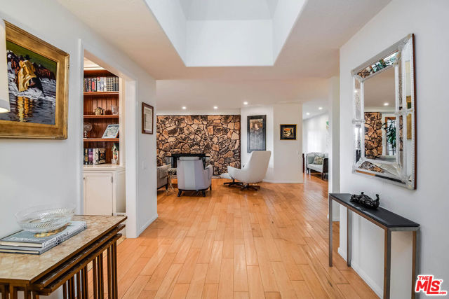 2553 Carpenter Street photo 4