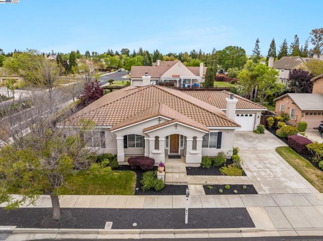 1646 Cascina Ct, Livermore CA: https://media.crmls.org/mediaz/b2c8f032-1ab7-4fe2-8a56-f34b7c8dc1ff.jpg