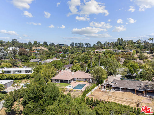 405 Evelyn Place, Beverly Hills CA: https://media.crmls.org/mediaz/b2c91bc1-7e1a-4e32-bd9b-5c4a3a00fb57.jpg