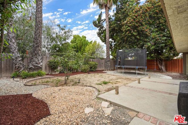 2749 Amber Wood Place, Thousand Oaks CA: https://media.crmls.org/mediaz/b2c96d35-9d18-46b9-897e-d46a273809d9.jpg