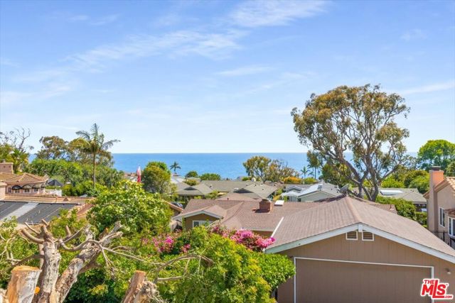 11 S Callecita, Laguna Beach CA: https://media.crmls.org/mediaz/b2ca34dd-a1ea-4e77-ab2f-2a5040f24564.jpg