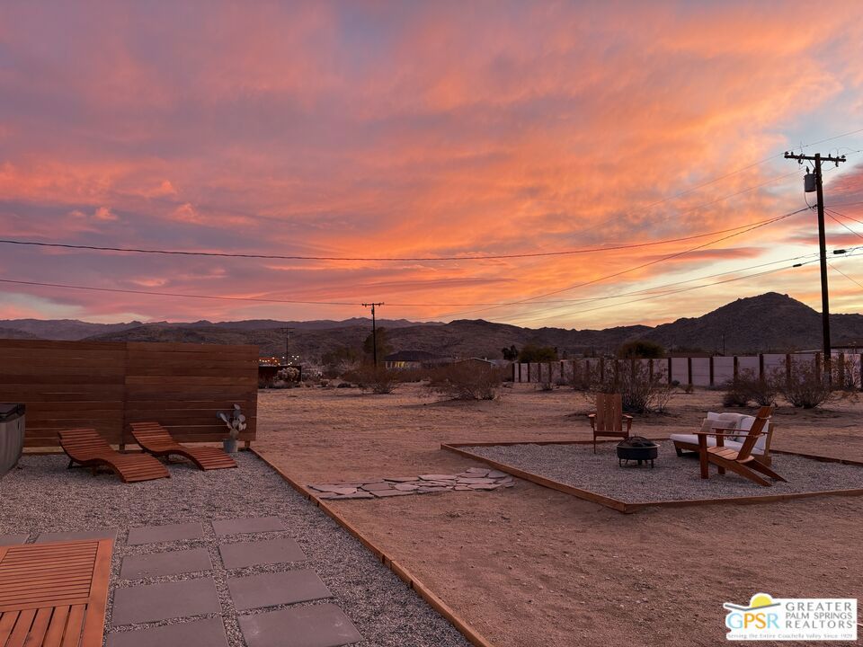 https://media.crmls.org/mediaz/b2caeb8f-743e-45b1-918c-4b9044caa14a.jpg?preset=X-Large