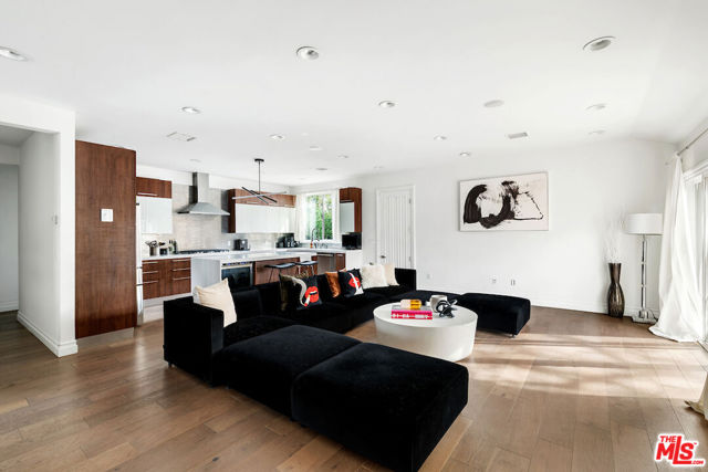 12504 Kling Street, Studio City CA: https://media.crmls.org/mediaz/b2cbcf74-b523-4e6e-8891-02cbdecc25b5.jpg