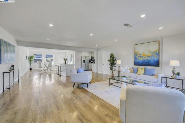 215 Isleton Ave, Oakland CA: https://media.crmls.org/mediaz/b2cbfcd7-be59-445f-b488-06a2184a24b2.jpg