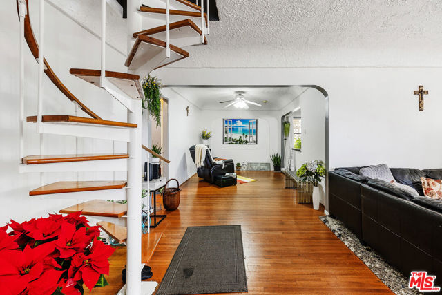 5184 Caspar Avenue, Los Angeles CA: https://media.crmls.org/mediaz/b2cc2896-b855-4794-993e-76d2bfc8cc4c.jpg