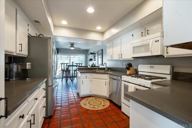 Detail Gallery Image 9 of 31 For 919 Wentworth Cir, Vista,  CA 92081 - 3 Beds | 2/1 Baths