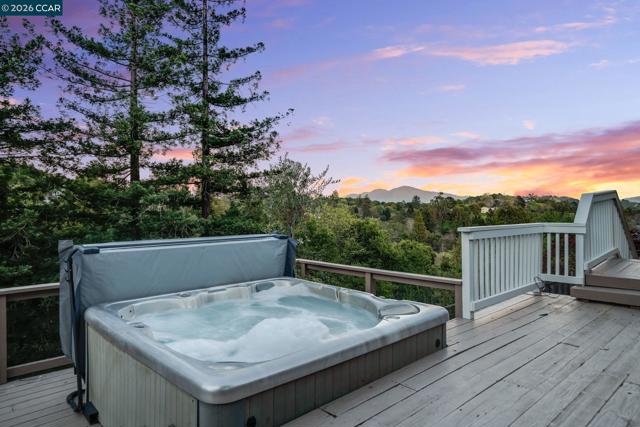 102 Hillcrest Dr, Orinda CA: https://media.crmls.org/mediaz/b2ce98a1-e7e3-4b3c-bb23-112ac51f1509.jpg