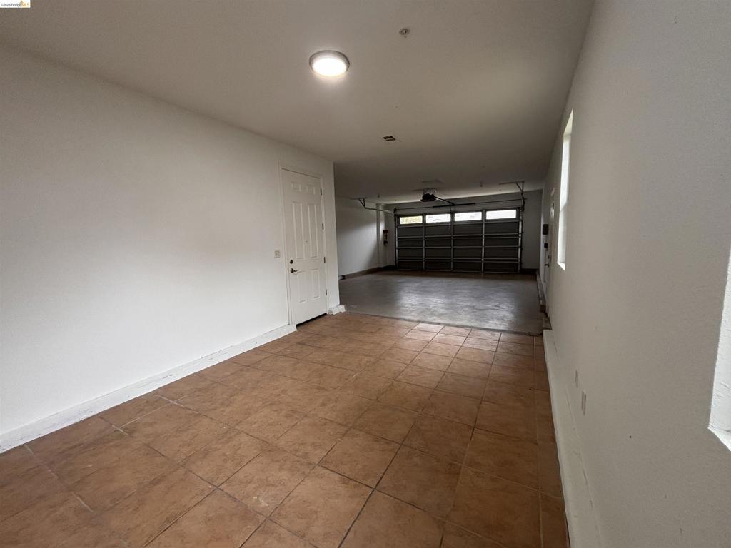 https://media.crmls.org/mediaz/b2ceb3e2-880d-45f0-b421-d504549a8c41.jpg?preset=X-Large