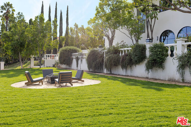 5192 Parkway Calabasas, Calabasas CA: https://media.crmls.org/mediaz/b2cebdbc-43f6-42cf-929f-a583ee7b7b17.jpg