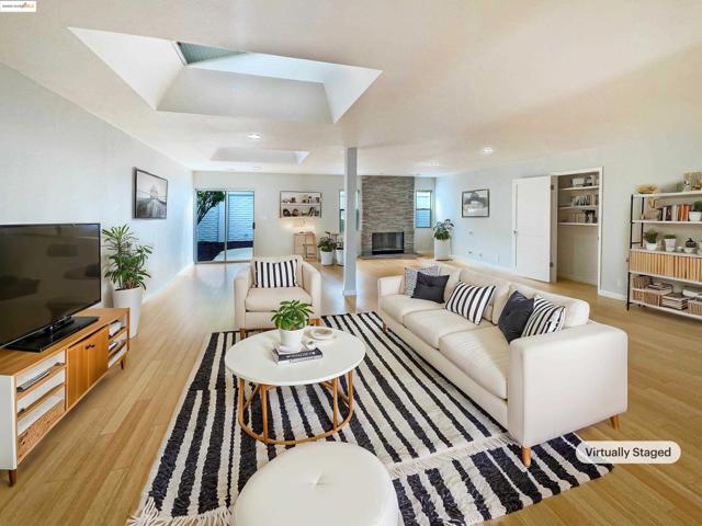 883 Calle De Verde, San Jose CA: https://media.crmls.org/mediaz/b2cf78a6-4892-4eca-813e-0d897e4e87a3.jpg
