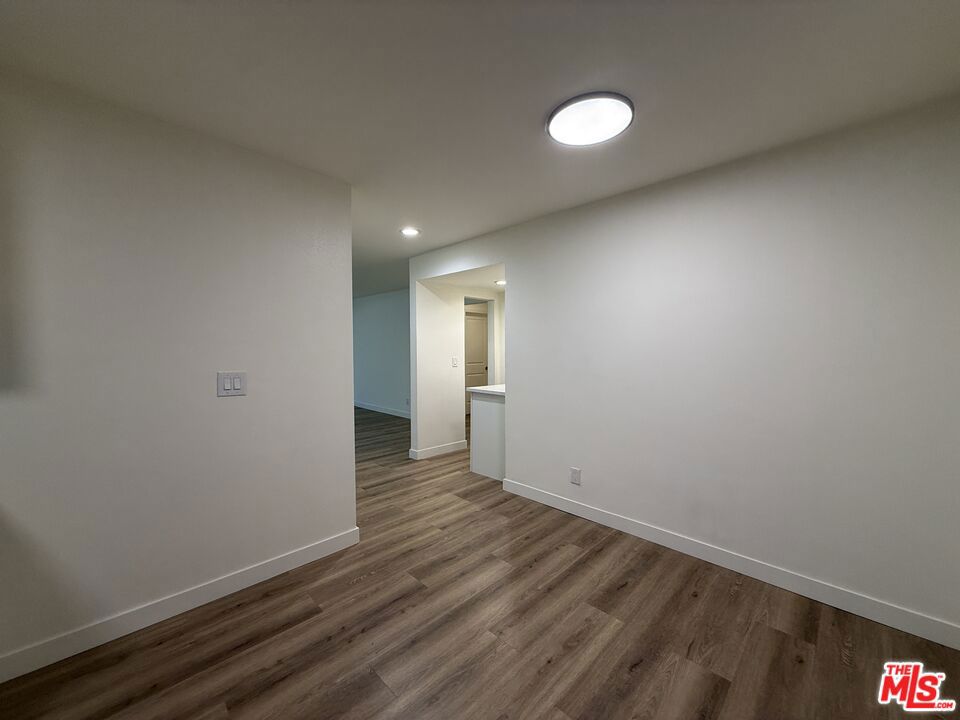 https://media.crmls.org/mediaz/b2d059b7-766d-4cc1-80ff-a42bd574da7f.jpg?preset=X-Large
