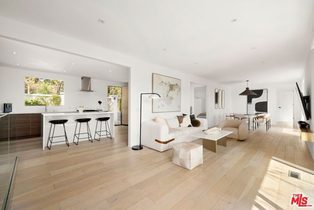 8583 Skyline Drive, Los Angeles CA: https://media.crmls.org/mediaz/b2d09b98-dde5-4199-9bcc-fb66d1580b1b.jpg